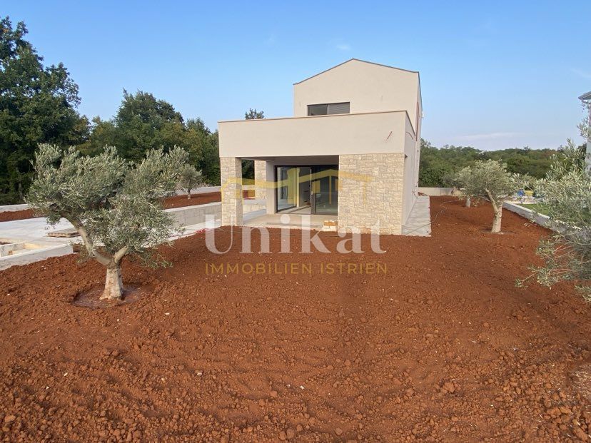 Hiša z veliko strešno teraso in bazenom